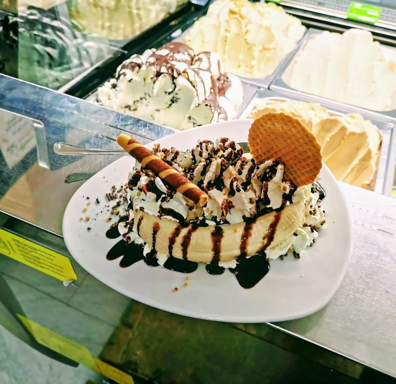 Banana Split mit hausgemachtem Gelato und Sahne