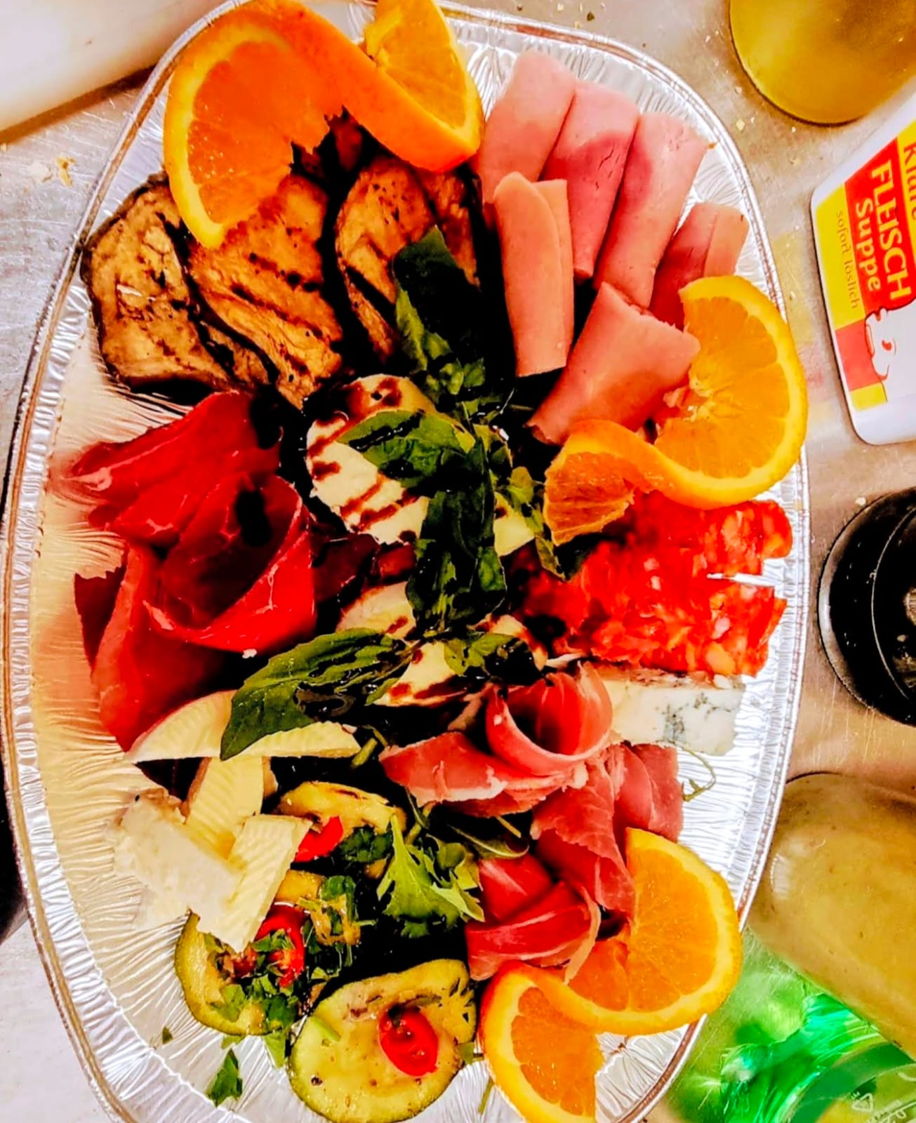 Antipasti mit eingelegten Peperoni, Oliven und Käse