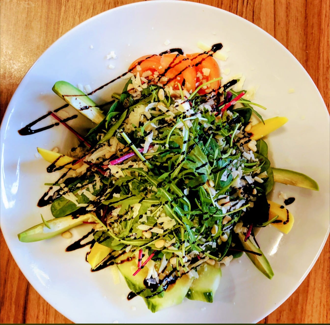 Gemischter Salat mit Rucola, Tomaten und Oliven